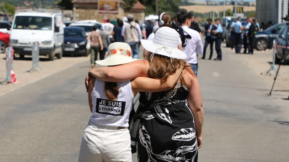 Fleurance rend hommage à Lyhanna, la colère persiste