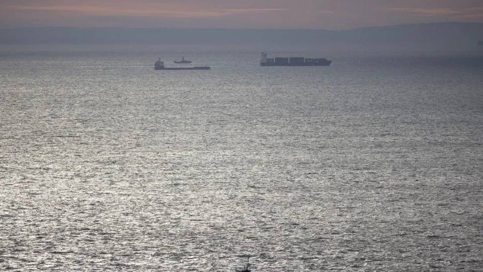 Frégate russe tire des coups de semonce sur un yacht britannique en