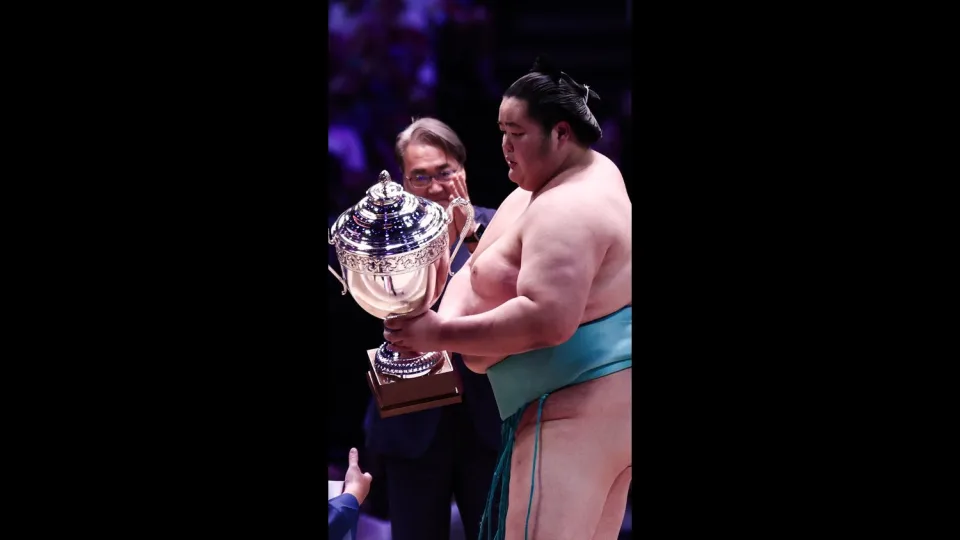 Kotozakura remporte le Tournoi de sumo de Paris