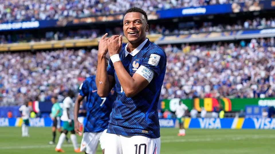 Les Bleus s'imposent face au Sénégal, Mbappé devient meilleur buteur