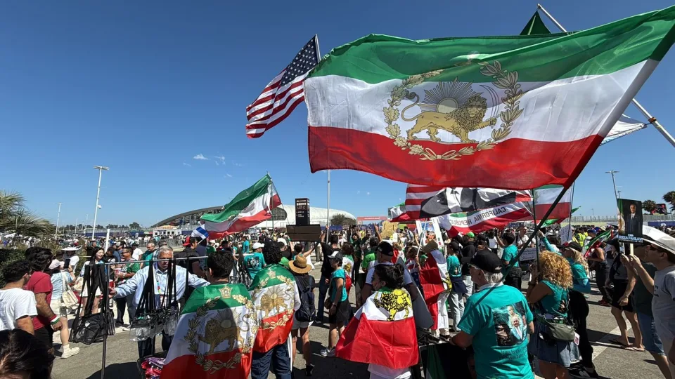 Match de l'Iran: Tensions politiques et drapeaux divisent les supporters