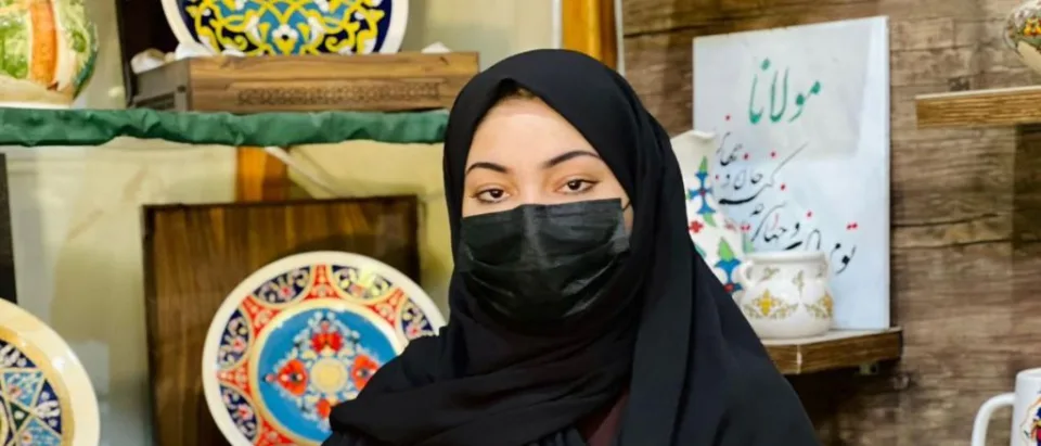 شابة أفغانية تكتب القرآن وتُعلّم الخط لنساء أخريات