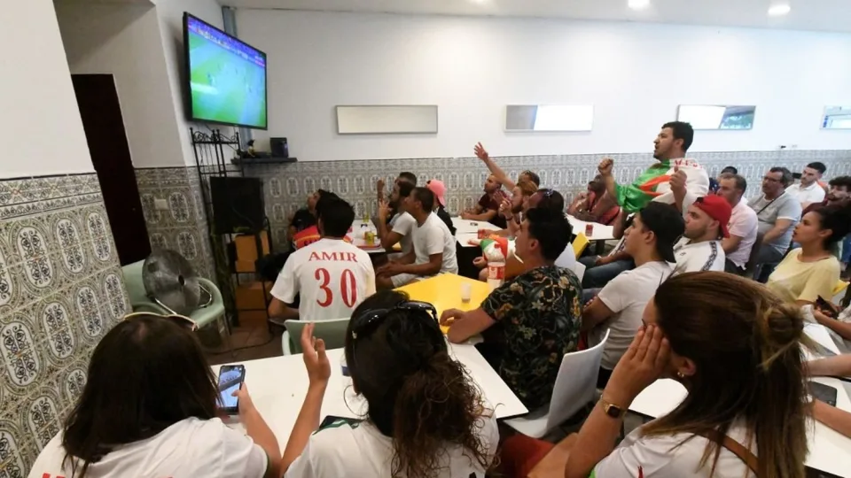 Supporters s'organisent pour suivre les matchs nocturnes de la Coupe du monde