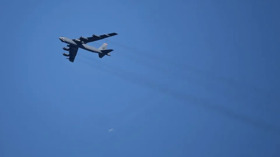 Un bombardier américain B-52 s'écrase en Californie